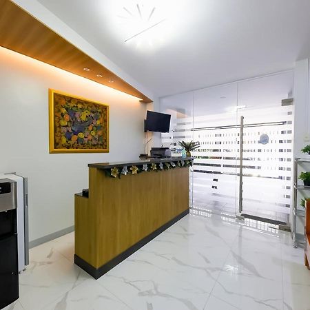 Oyo 848 Dona Aurora Condotel Кесон-Сити Экстерьер фото