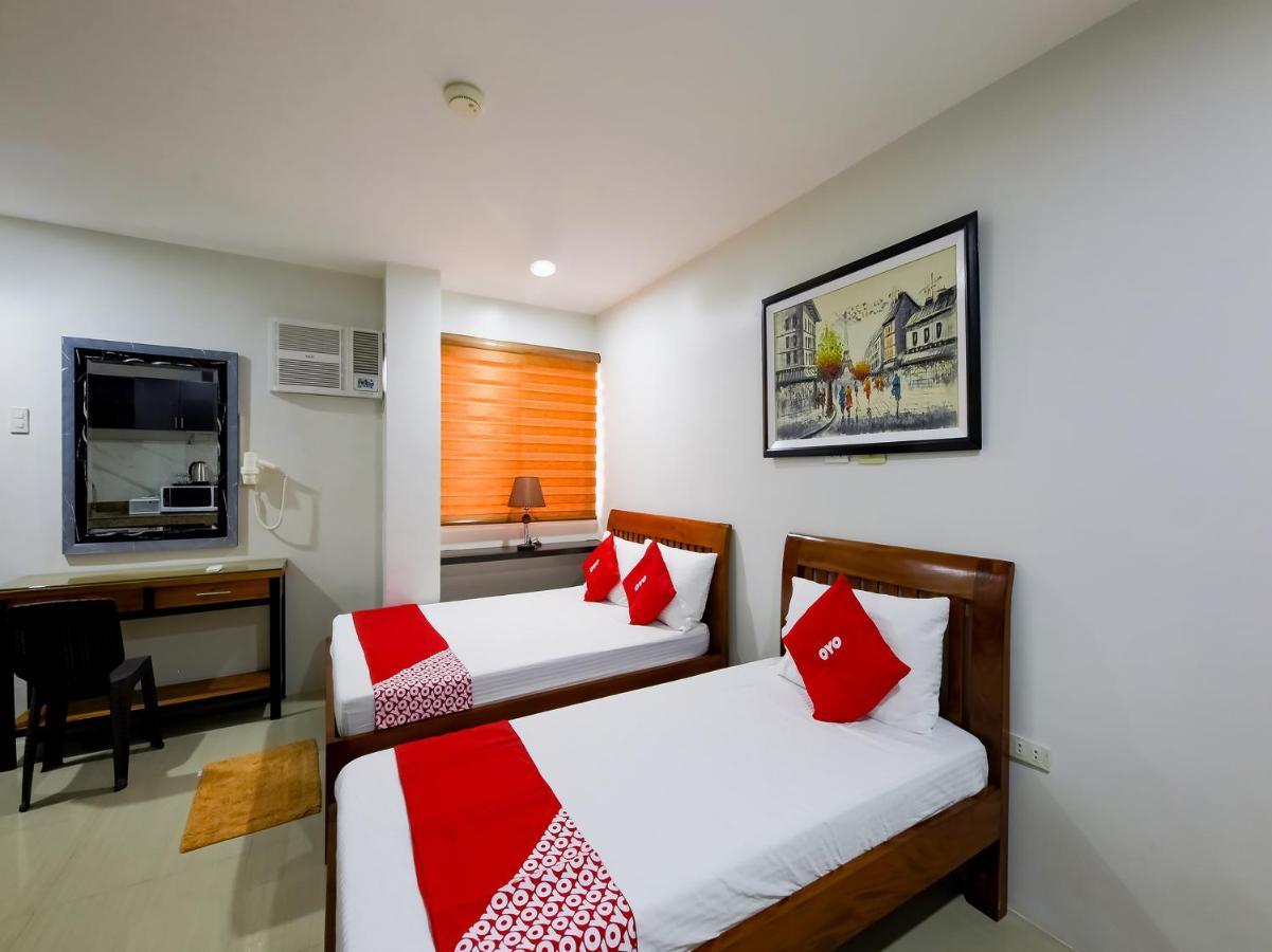 Oyo 848 Dona Aurora Condotel Кесон-Сити Экстерьер фото