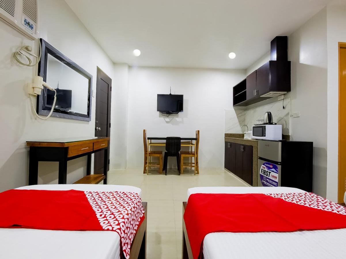 Oyo 848 Dona Aurora Condotel Кесон-Сити Экстерьер фото