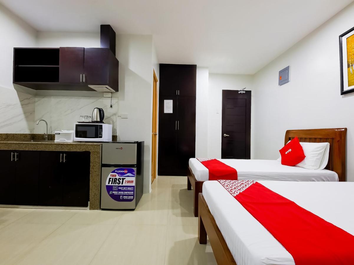 Oyo 848 Dona Aurora Condotel Кесон-Сити Экстерьер фото